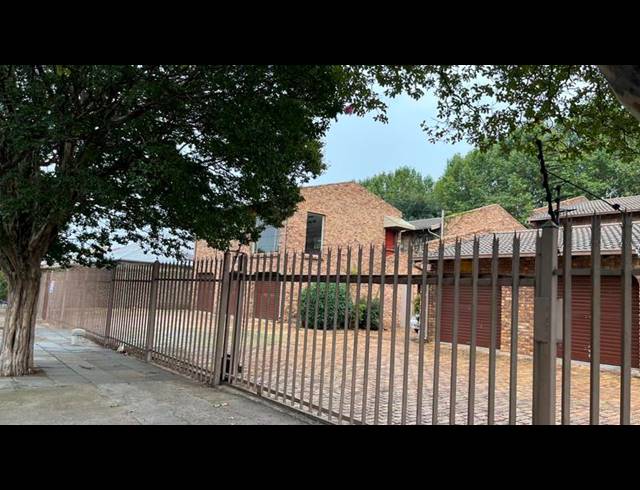 2 BEDROOM TOWNHOUSE FOR SALE IN BOKSBURG SOUTH